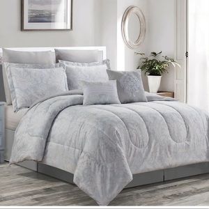 4 piece queen sheet set NEVER USED